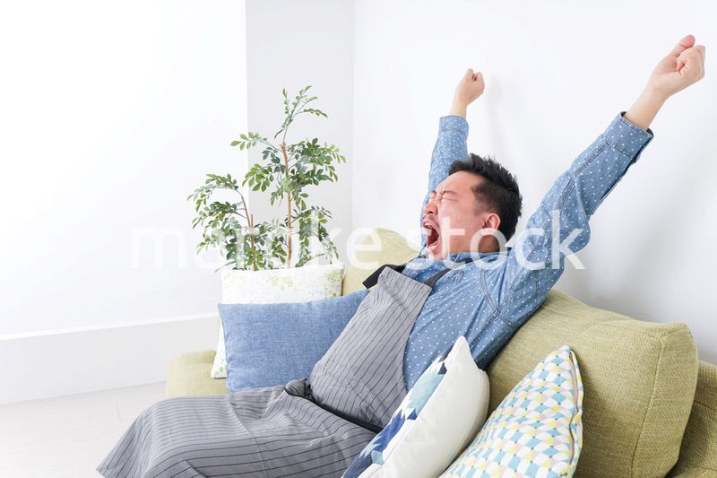 伸びをする男性
