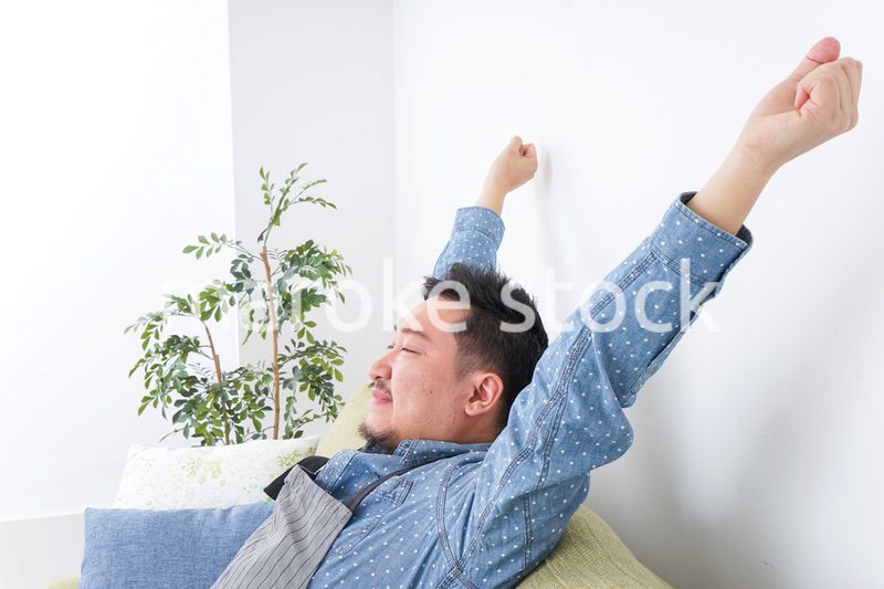 伸びをする男性