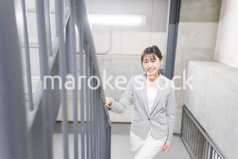 オフィス内を歩く若いビジネスウーマン