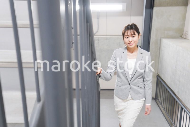 オフィス内を歩く若いビジネスウーマン