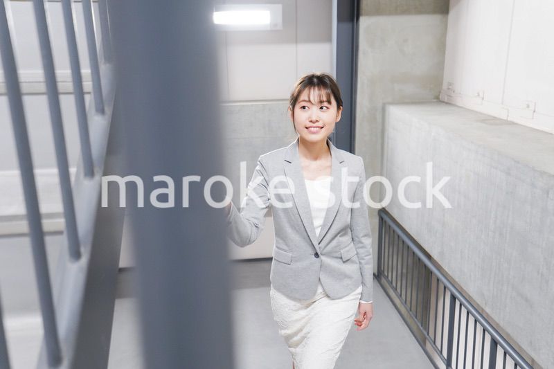 オフィス内を歩く若いビジネスウーマン