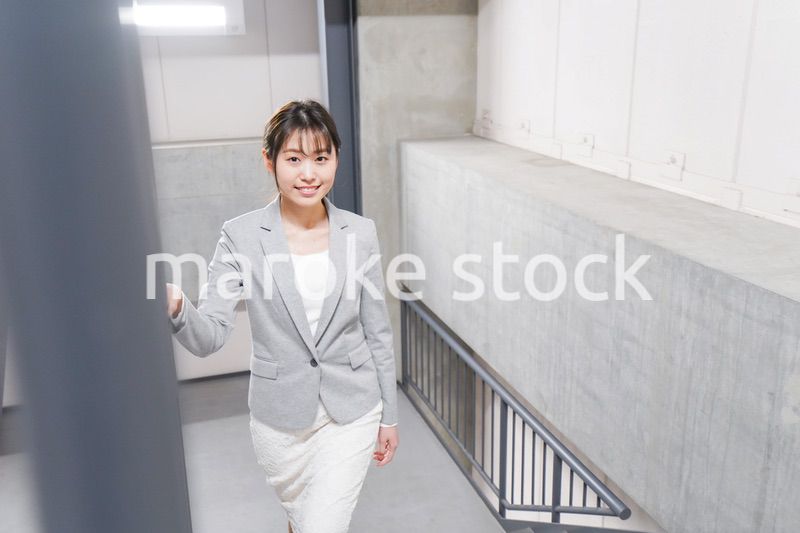 オフィス内を歩く若いビジネスウーマン