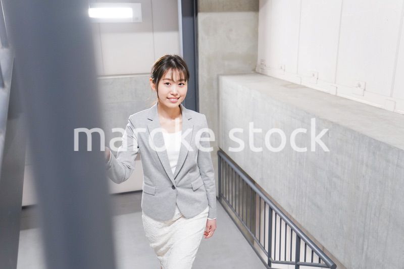 オフィス内を歩く若いビジネスウーマン