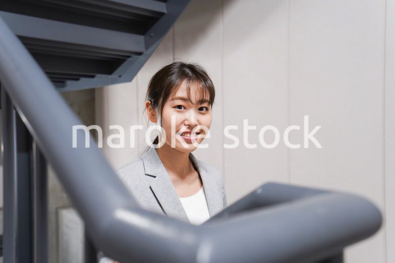 オフィス内を歩く若いビジネスウーマン