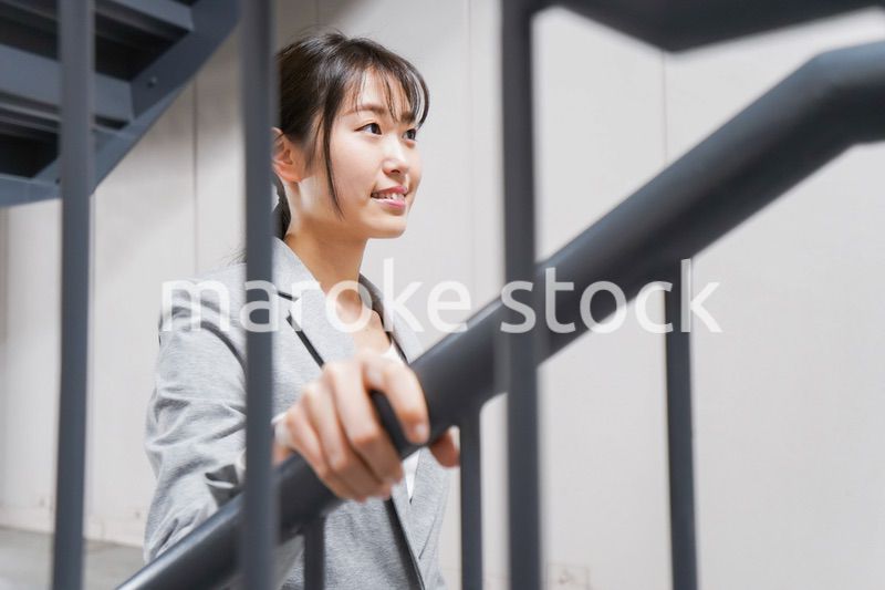 オフィス内を歩く若いビジネスウーマン