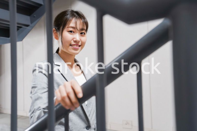 オフィス内を歩く若いビジネスウーマン