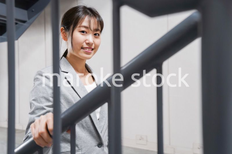 オフィス内を歩く若いビジネスウーマン