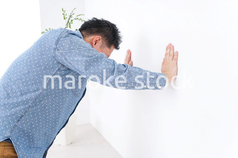 病気に苦しむ男性