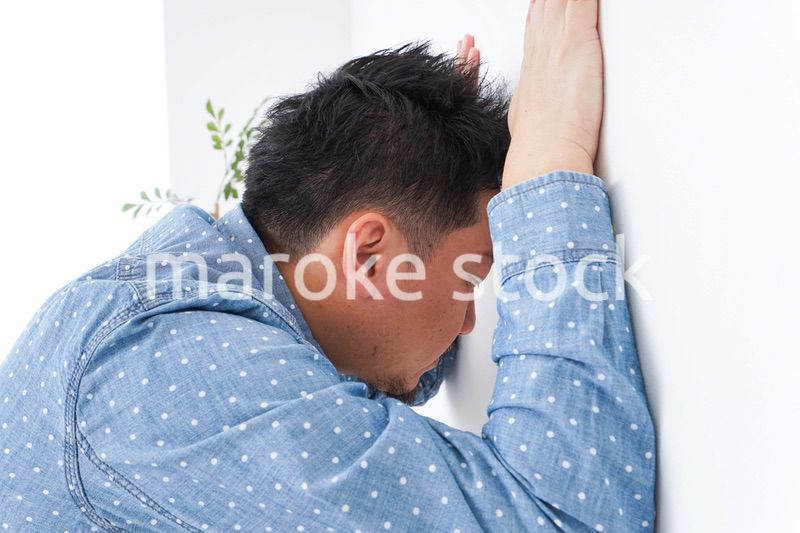 病気に苦しむ男性