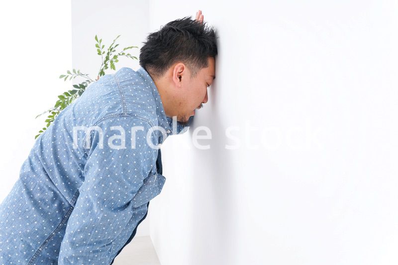 病気に苦しむ男性