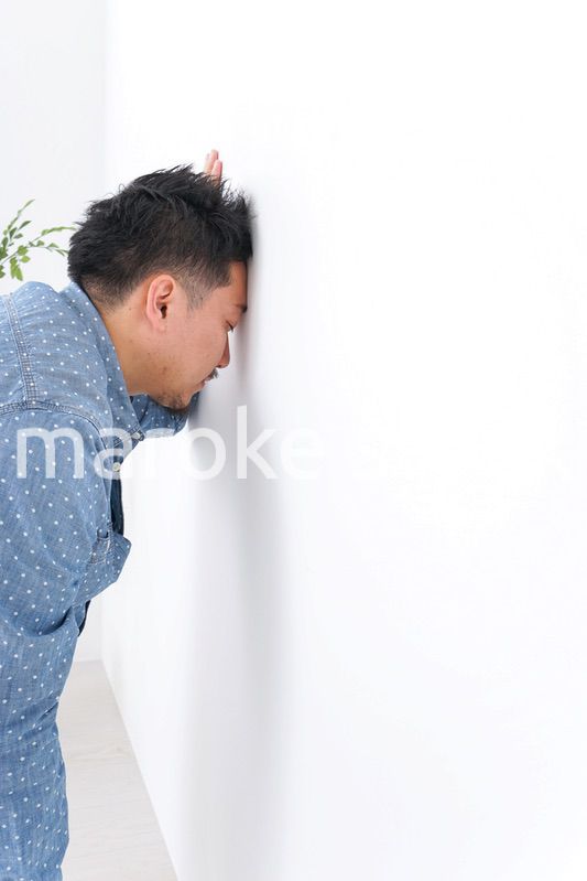 病気に苦しむ男性