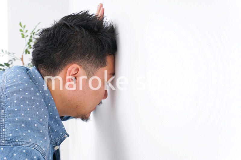 病気に苦しむ男性