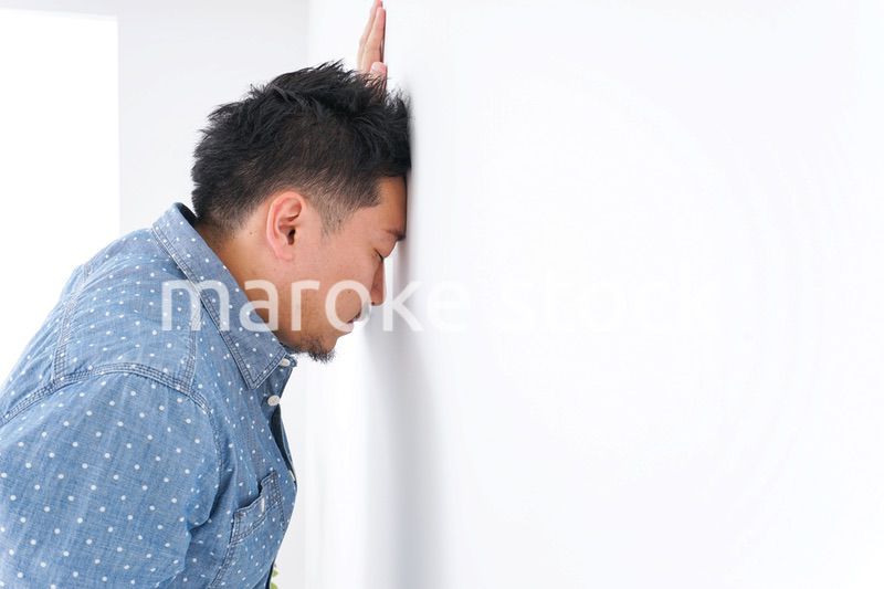 病気に苦しむ男性