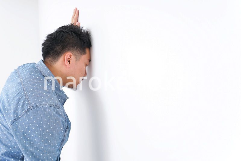 病気に苦しむ男性