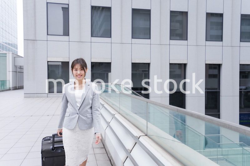 出張をする若いビジネスウーマン