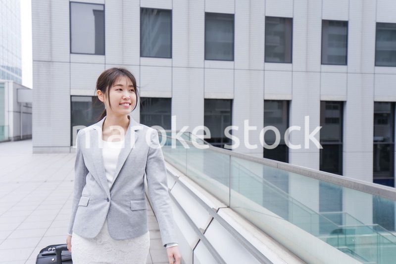 出張をする若いビジネスウーマン