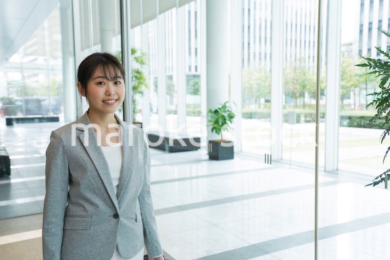 出張をする若いビジネスウーマン