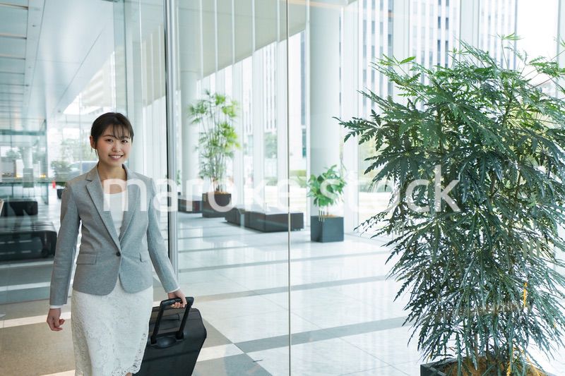 出張をする若いビジネスウーマン