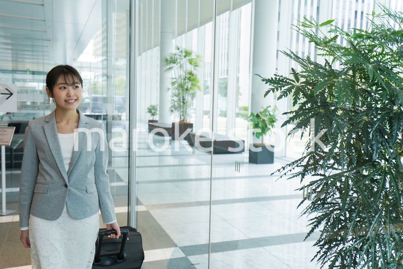 出張をする若いビジネスウーマン