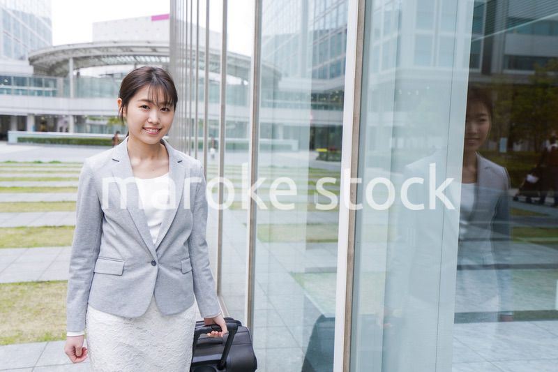 出張をする若いビジネスウーマン