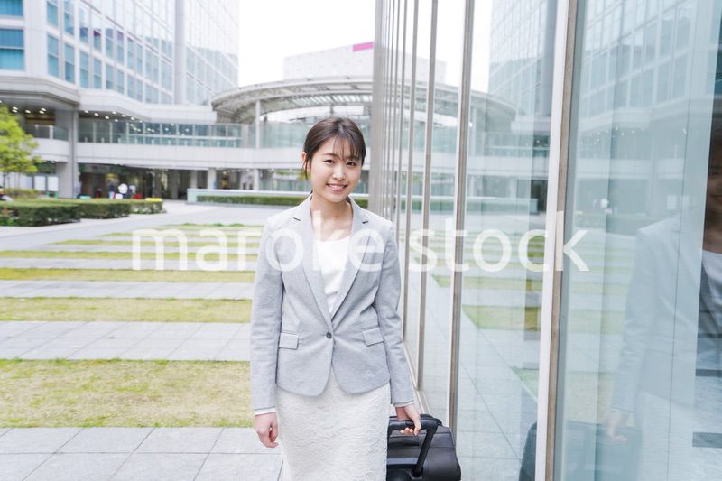 出張をする若いビジネスウーマン