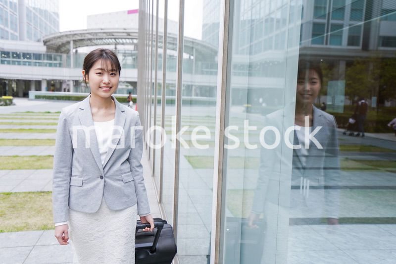 出張をする若いビジネスウーマン