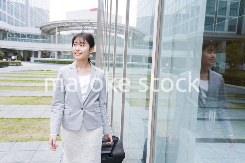 出張をする若いビジネスウーマン
