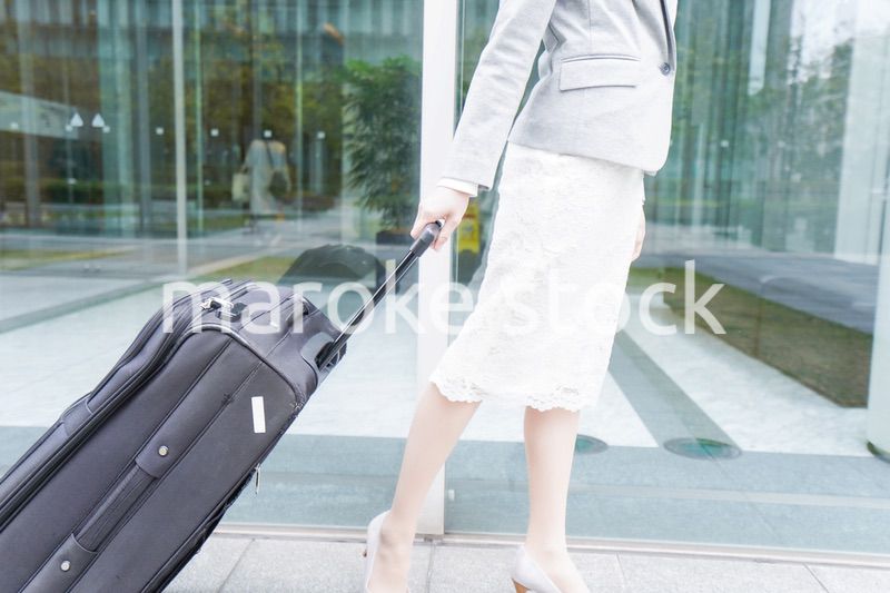 出張をする若いビジネスウーマン