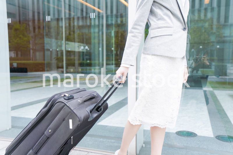 出張をする若いビジネスウーマン