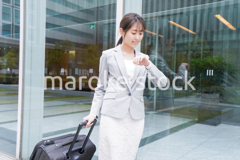 出張をする若いビジネスウーマン