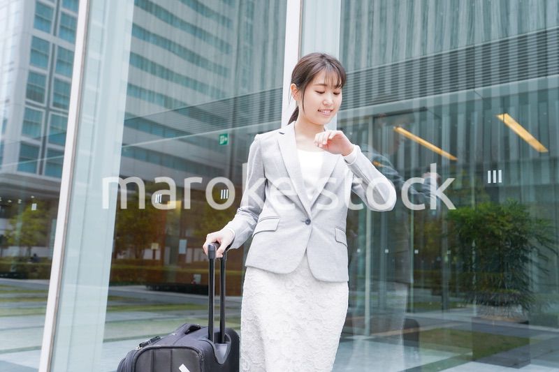 出張をする若いビジネスウーマン