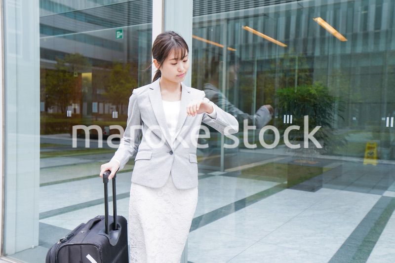 出張をする若いビジネスウーマン