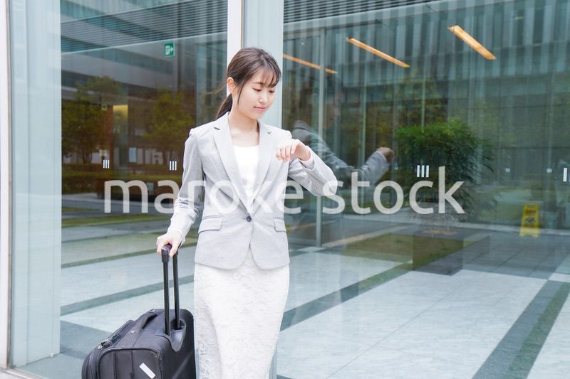 出張をする若いビジネスウーマン