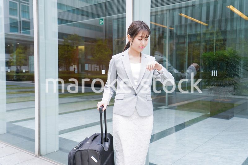 出張をする若いビジネスウーマン