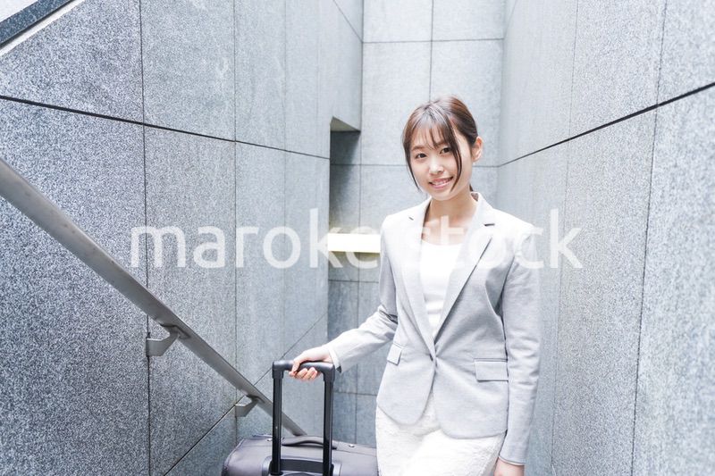 出張をする若いビジネスウーマン