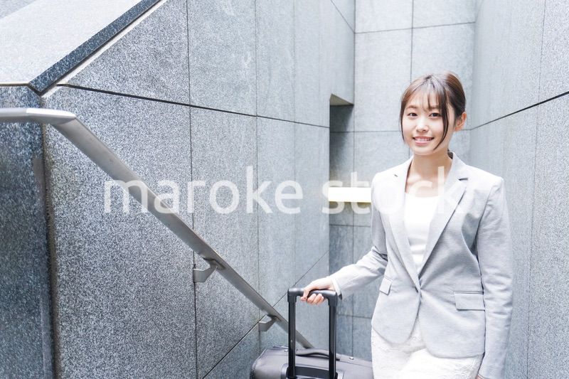 出張をする若いビジネスウーマン