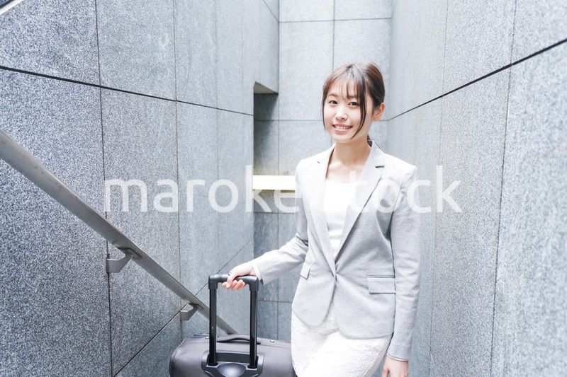 出張をする若いビジネスウーマン