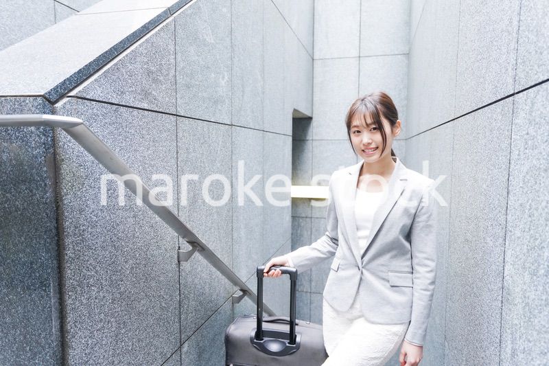 出張をする若いビジネスウーマン