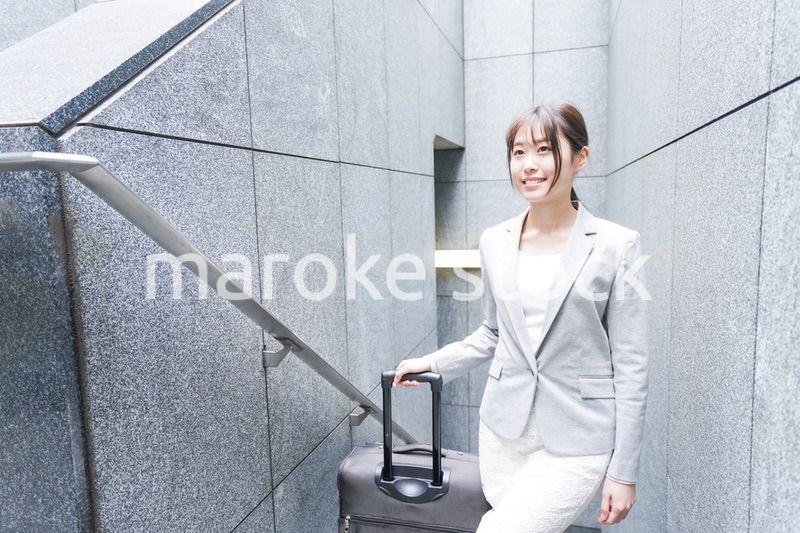 出張をする若いビジネスウーマン