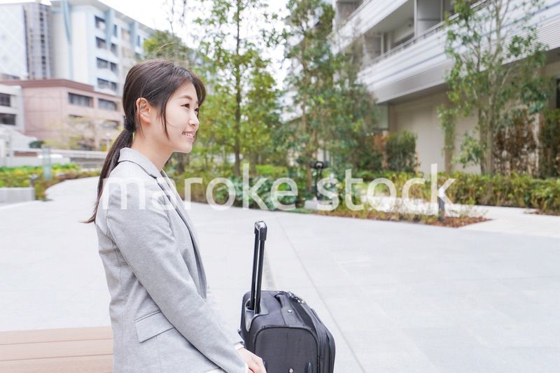 出張をする若いビジネスウーマン