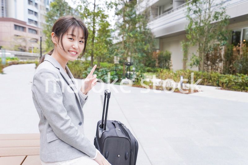 出張をする若いビジネスウーマン