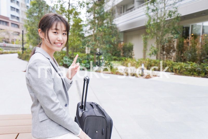 出張をする若いビジネスウーマン