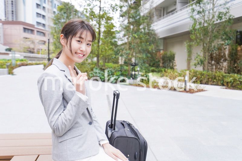 出張をする若いビジネスウーマン