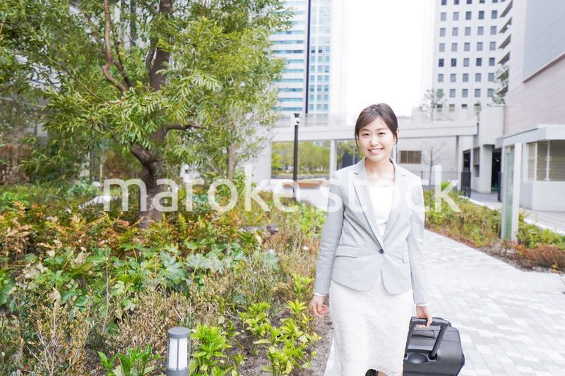 出張をする若いビジネスウーマン