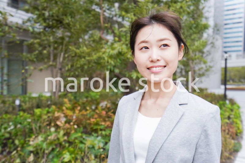 オフィス街を歩く若いビジネスウーマン