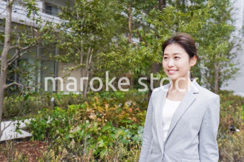 オフィス街を歩く若いビジネスウーマン