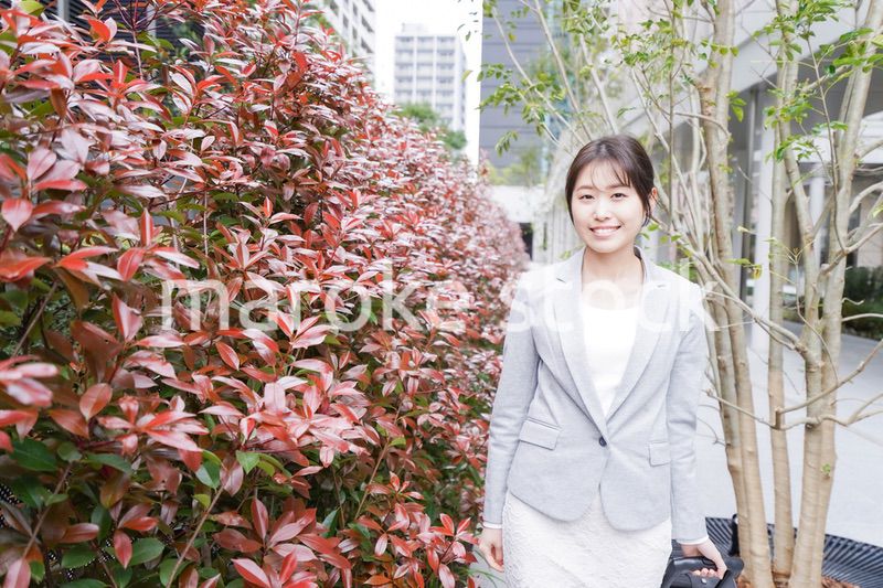 オフィス街を歩く若いビジネスウーマン