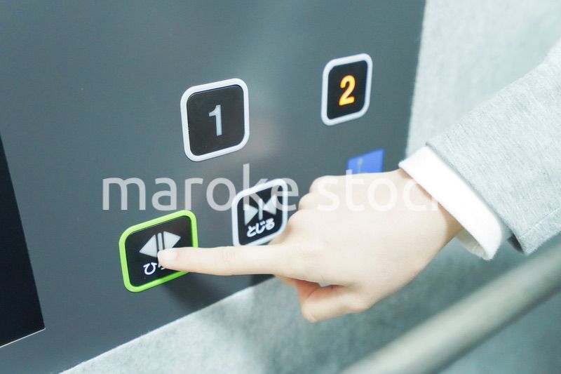 エレベーターを使う若いビジネスウーマン
