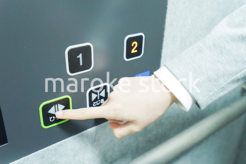 エレベーターを使う若いビジネスウーマン