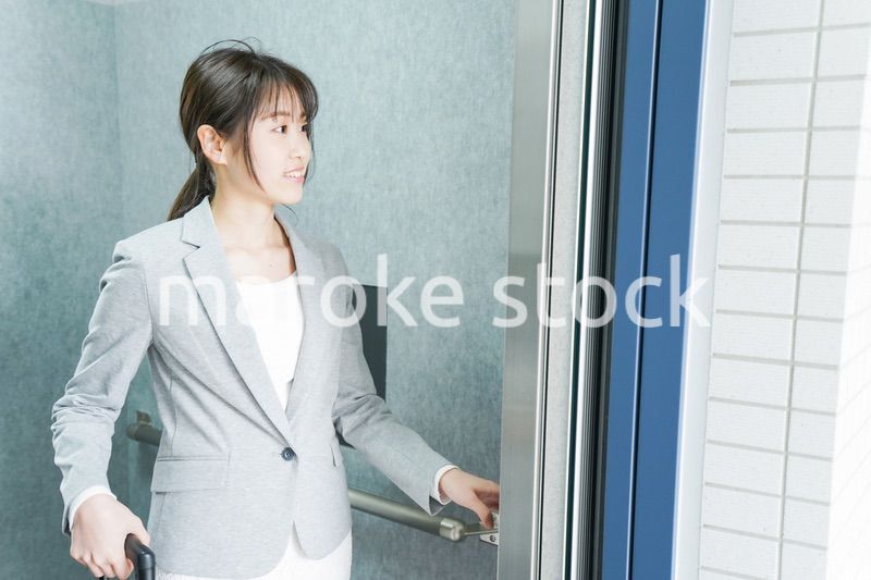 エレベーターを使う若いビジネスウーマン